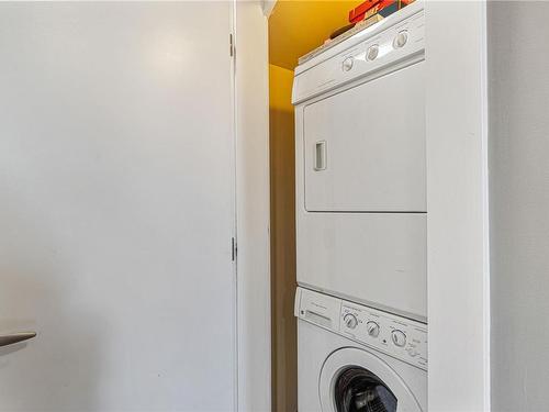 15-1406 Jingle Pot Rd, Nanaimo, BC - Indoor Photo Showing Laundry Room