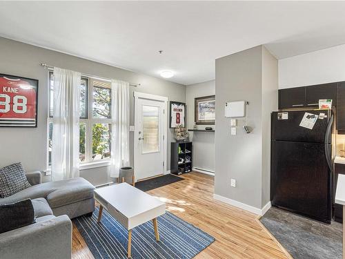 15-1406 Jingle Pot Rd, Nanaimo, BC - Indoor Photo Showing Living Room