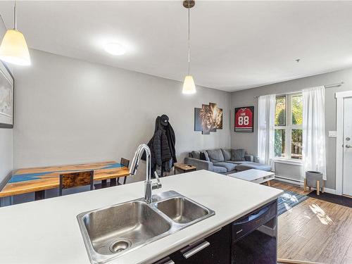 15-1406 Jingle Pot Rd, Nanaimo, BC - Indoor Photo Showing Kitchen With Double Sink