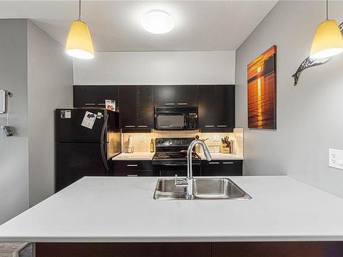 15-1406 Jingle Pot Rd, Nanaimo, BC - Indoor Photo Showing Kitchen