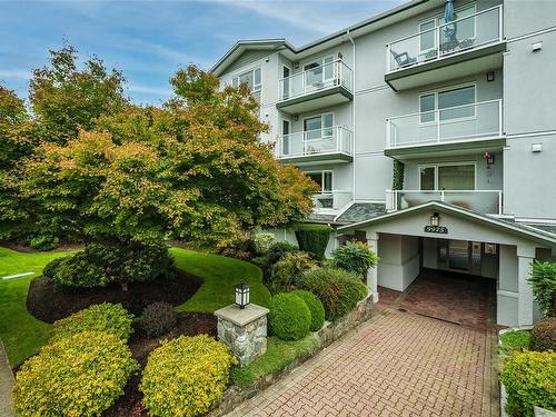 401-9975 Fifth St, Sidney, BC - Outdoor