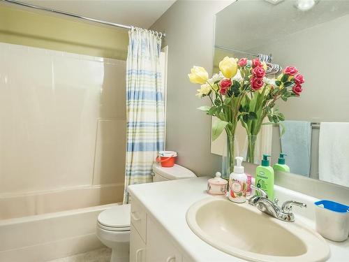 401-9975 Fifth St, Sidney, BC - Indoor Photo Showing Bathroom