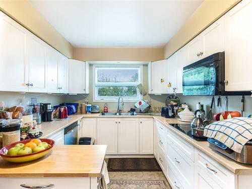 401-9975 Fifth St, Sidney, BC - Indoor Photo Showing Kitchen With Double Sink