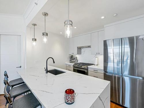 714-21 Dallas Rd, Victoria, BC - Indoor Photo Showing Kitchen With Upgraded Kitchen