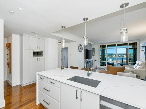 714-21 Dallas Rd, Victoria, BC - Indoor Photo Showing Kitchen