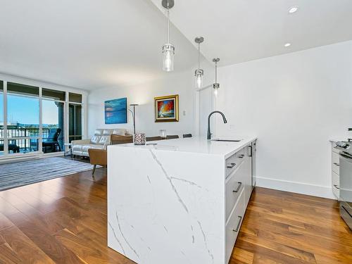 714-21 Dallas Rd, Victoria, BC - Indoor Photo Showing Kitchen