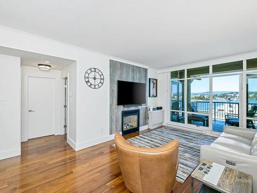 714-21 Dallas Rd, Victoria, BC - Indoor Photo Showing Living Room With Fireplace