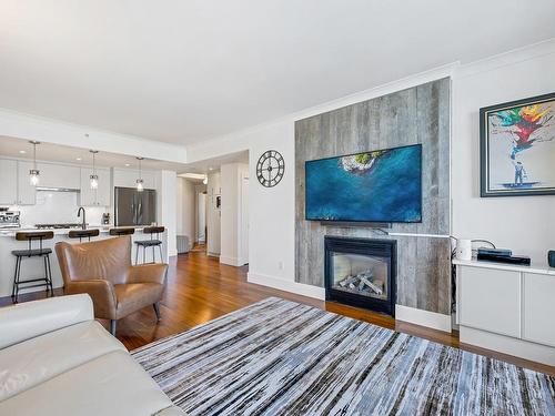 714-21 Dallas Rd, Victoria, BC - Indoor Photo Showing Living Room With Fireplace