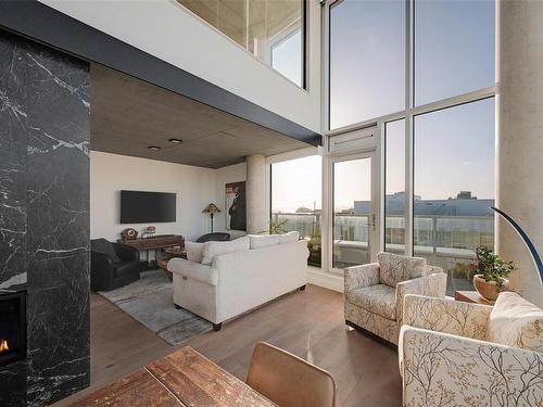 1702-989 Johnson St, Victoria, BC - Indoor Photo Showing Living Room