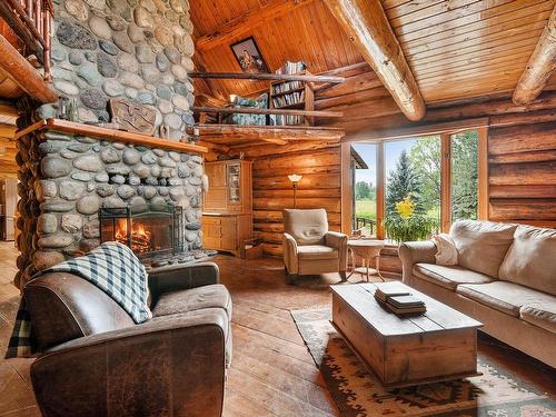 740 Glenacre Road, Kamloops, BC - Indoor Photo Showing Living Room With Fireplace