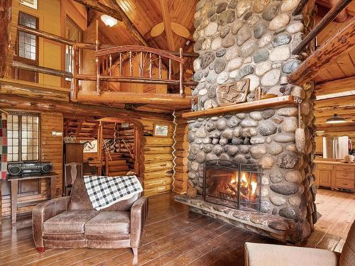 740 Glenacre Road, Kamloops, BC - Indoor Photo Showing Living Room With Fireplace