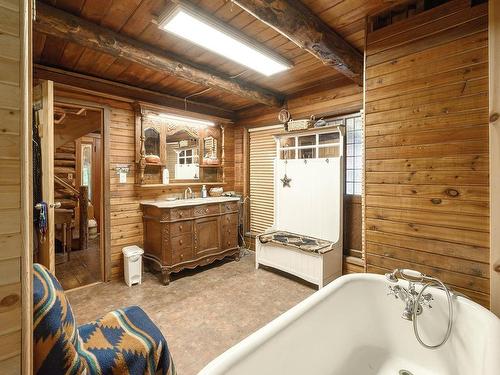 740 Glenacre Road, Kamloops, BC - Indoor Photo Showing Bathroom