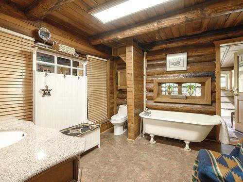 740 Glenacre Road, Kamloops, BC - Indoor Photo Showing Bathroom