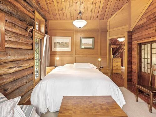 740 Glenacre Road, Kamloops, BC - Indoor Photo Showing Bedroom