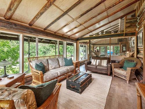 740 Glenacre Road, Kamloops, BC - Indoor Photo Showing Living Room