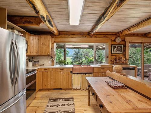 740 Glenacre Road, Kamloops, BC - Indoor Photo Showing Kitchen