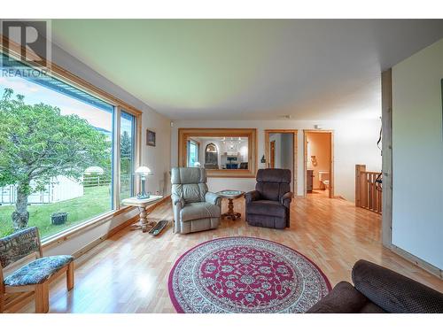 9109 Mackie Drive, Coldstream, BC - Indoor Photo Showing Living Room