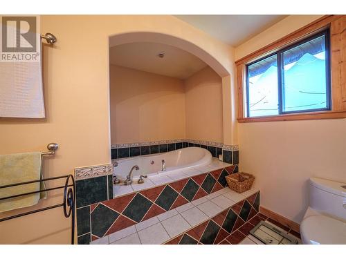 9109 Mackie Drive, Coldstream, BC - Indoor Photo Showing Bathroom