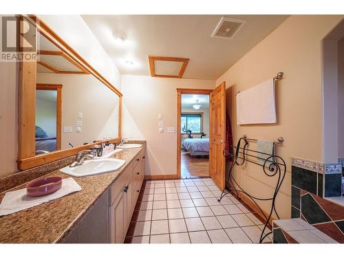 9109 Mackie Drive, Coldstream, BC - Indoor Photo Showing Bathroom