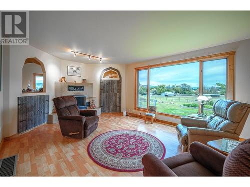 9109 Mackie Drive, Coldstream, BC - Indoor Photo Showing Living Room