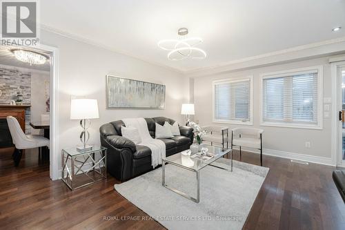 2450 Nichols Drive S, Oakville, ON - Indoor Photo Showing Living Room