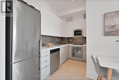 515 - 2916 Highway 7, Vaughan, ON - Indoor Photo Showing Kitchen With Stainless Steel Kitchen