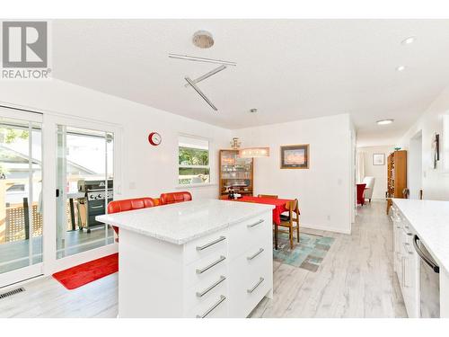 718 Hazell Road, Kelowna, BC - Indoor Photo Showing Kitchen