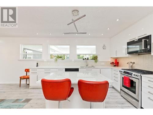 718 Hazell Road, Kelowna, BC - Indoor Photo Showing Kitchen