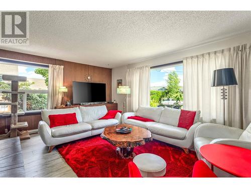 718 Hazell Road, Kelowna, BC - Indoor Photo Showing Living Room