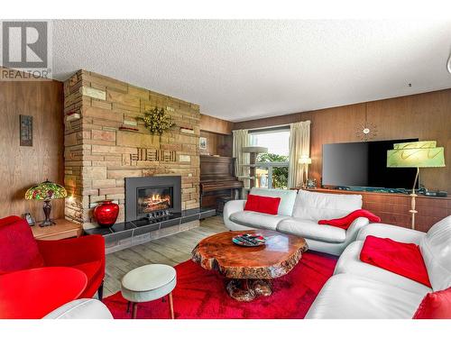 718 Hazell Road, Kelowna, BC - Indoor Photo Showing Living Room With Fireplace