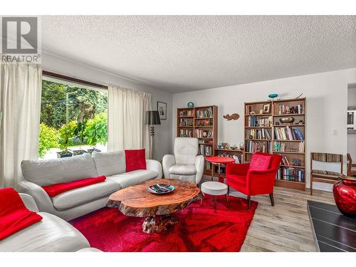 718 Hazell Road, Kelowna, BC - Indoor Photo Showing Living Room