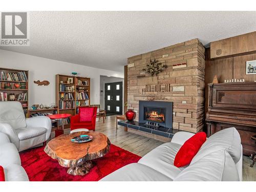 718 Hazell Road, Kelowna, BC - Indoor Photo Showing Living Room With Fireplace