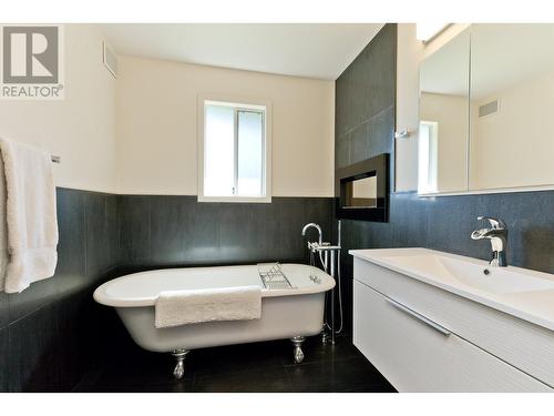 718 Hazell Road, Kelowna, BC - Indoor Photo Showing Bathroom