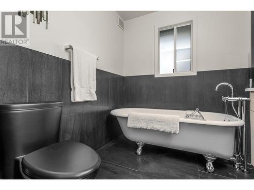 718 Hazell Road, Kelowna, BC - Indoor Photo Showing Bathroom