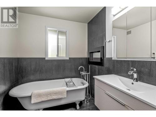 718 Hazell Road, Kelowna, BC - Indoor Photo Showing Bathroom