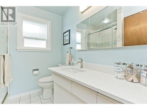 718 Hazell Road, Kelowna, BC - Indoor Photo Showing Bathroom