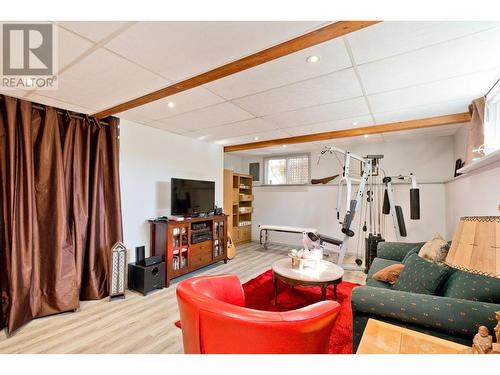 718 Hazell Road, Kelowna, BC - Indoor Photo Showing Living Room