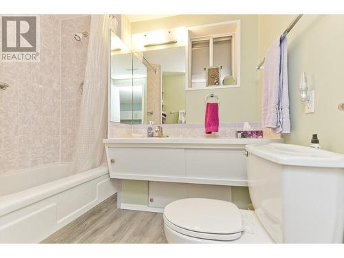 718 Hazell Road, Kelowna, BC - Indoor Photo Showing Bathroom