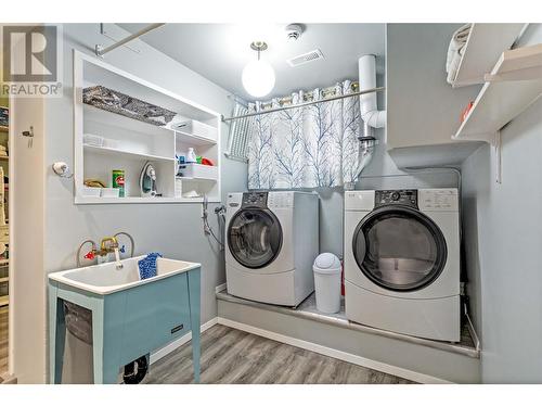 718 Hazell Road, Kelowna, BC - Indoor Photo Showing Laundry Room