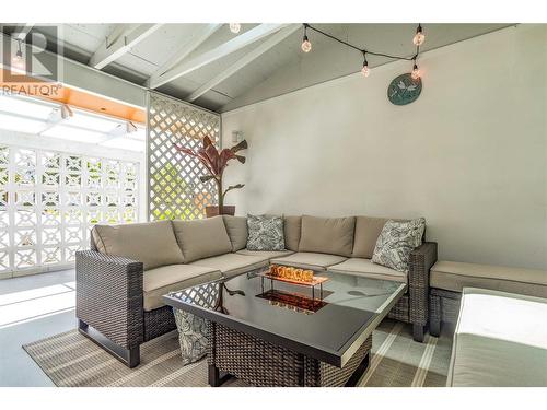 718 Hazell Road, Kelowna, BC - Indoor Photo Showing Living Room