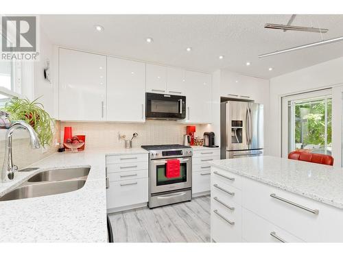 718 Hazell Road, Kelowna, BC - Indoor Photo Showing Kitchen With Double Sink With Upgraded Kitchen