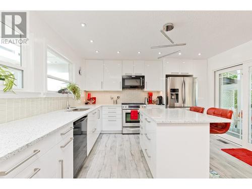 718 Hazell Road, Kelowna, BC - Indoor Photo Showing Kitchen With Upgraded Kitchen