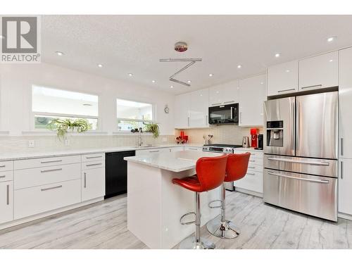 718 Hazell Road, Kelowna, BC - Indoor Photo Showing Kitchen With Upgraded Kitchen