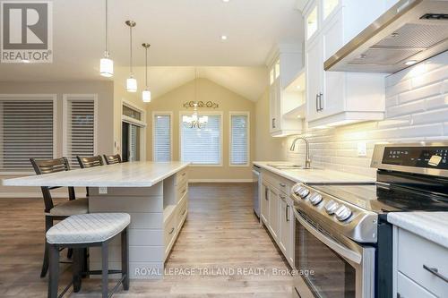 23 - 234 Peach Tree Boulevard, St. Thomas, ON - Indoor Photo Showing Kitchen With Upgraded Kitchen