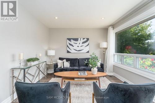 390 Marf Avenue, Mississauga, ON - Indoor Photo Showing Living Room