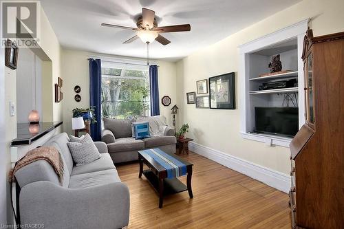 585 2Nd Avenue E, Owen Sound, ON - Indoor Photo Showing Living Room