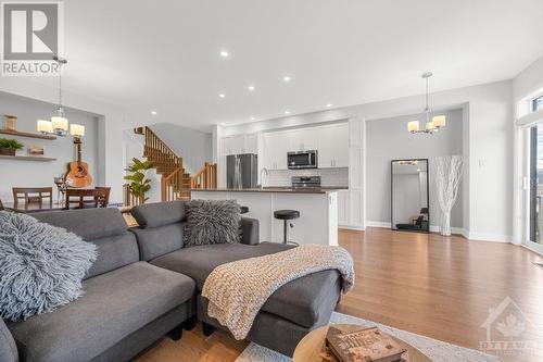 653 Putney Crescent, Ottawa, ON - Indoor Photo Showing Living Room