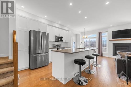 653 Putney Crescent, Ottawa, ON - Indoor Photo Showing Kitchen With Upgraded Kitchen