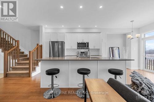 653 Putney Crescent, Ottawa, ON - Indoor Photo Showing Kitchen With Upgraded Kitchen