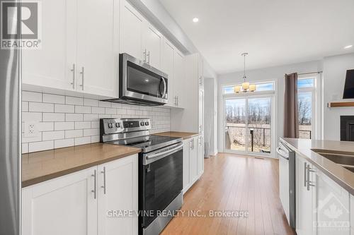 653 Putney Crescent, Ottawa, ON - Indoor Photo Showing Kitchen With Upgraded Kitchen